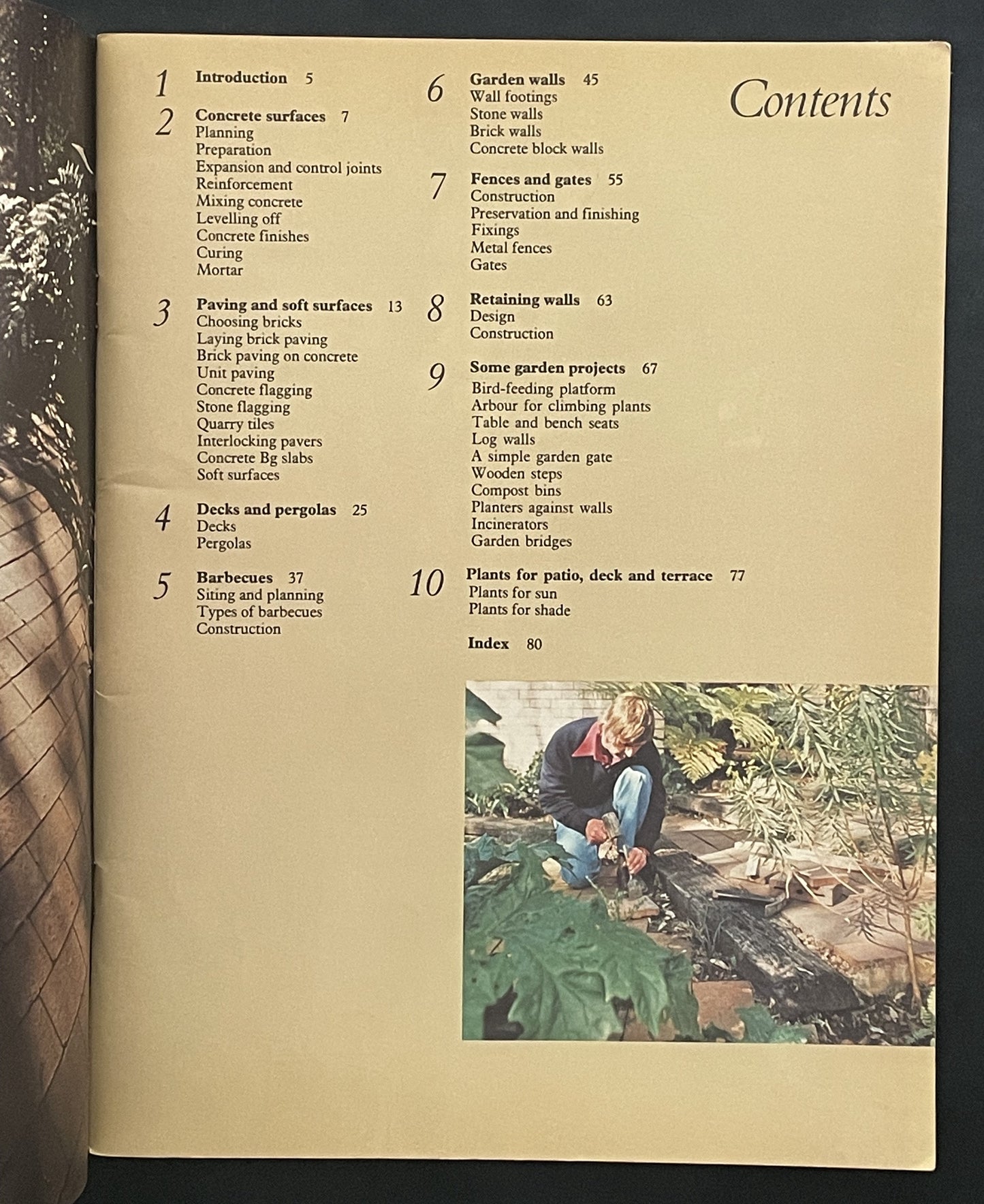 HOW TO BUILD GARDEN STRUCTURES by Bay Books Australian Gardening Library
