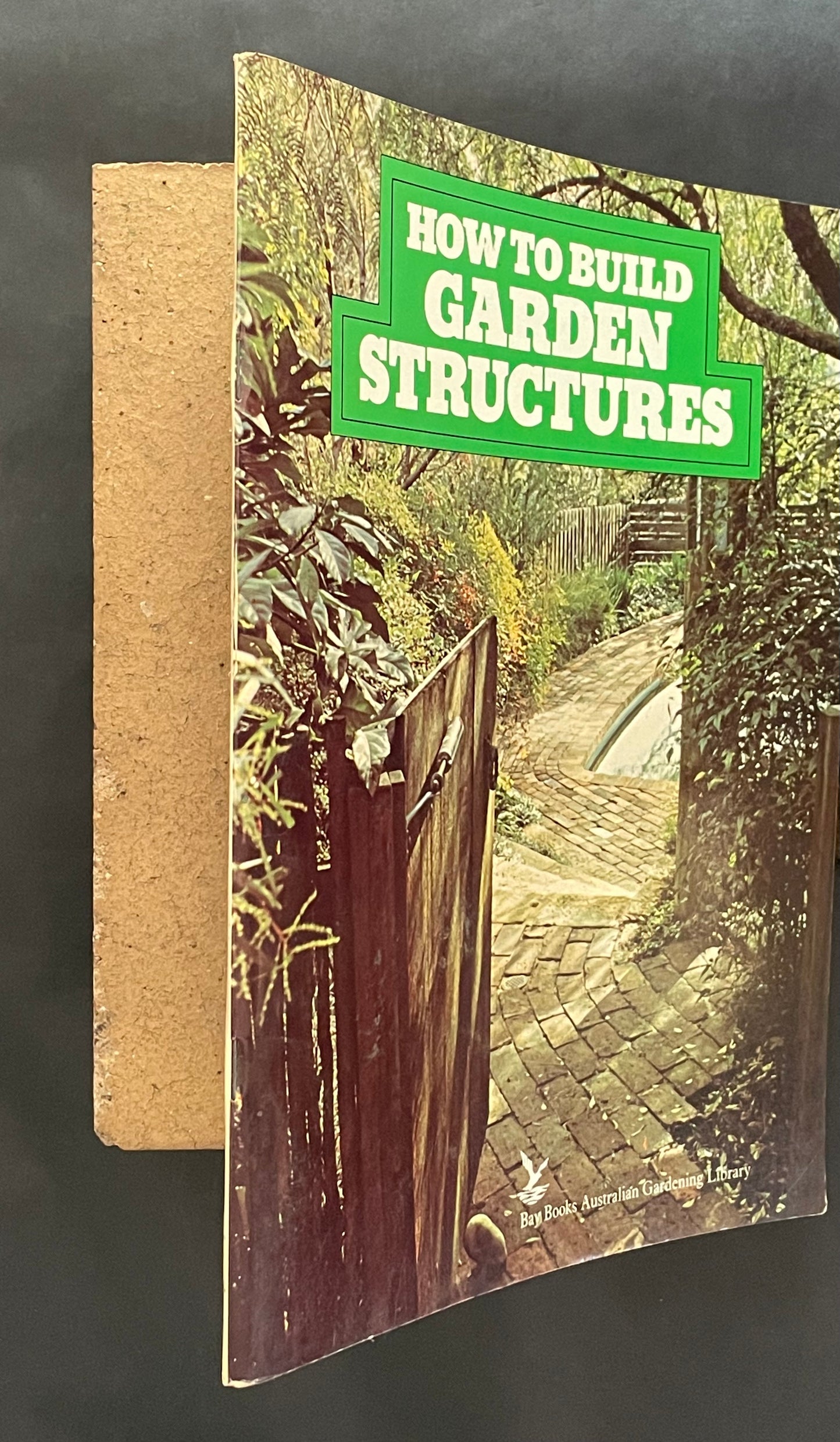 HOW TO BUILD GARDEN STRUCTURES by Bay Books Australian Gardening Library