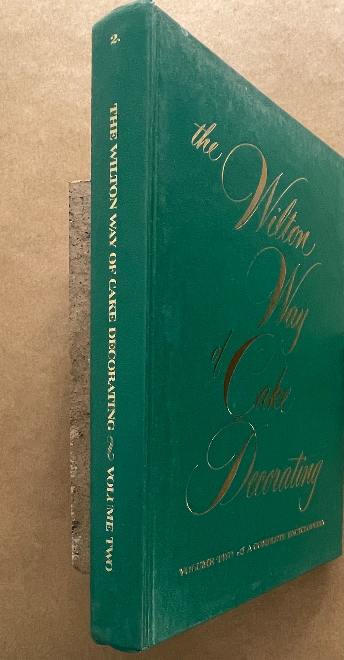 The Wilton Way of Cake Decorating by Eugene T. Sullivan, Marilynn C. Sullivan