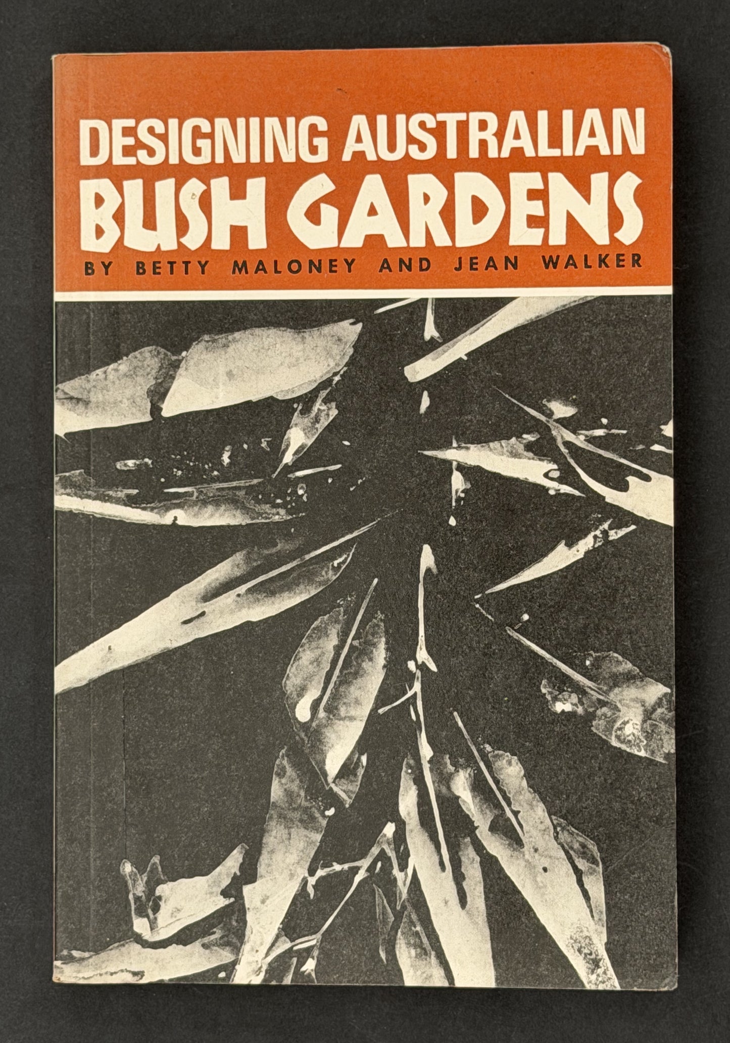 Designing Australian Bush Gardens by Betty Maloney, Jean Walker