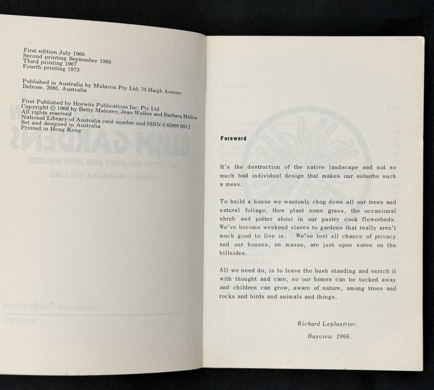Designing Australian Bush Gardens by Betty Maloney, Jean Walker