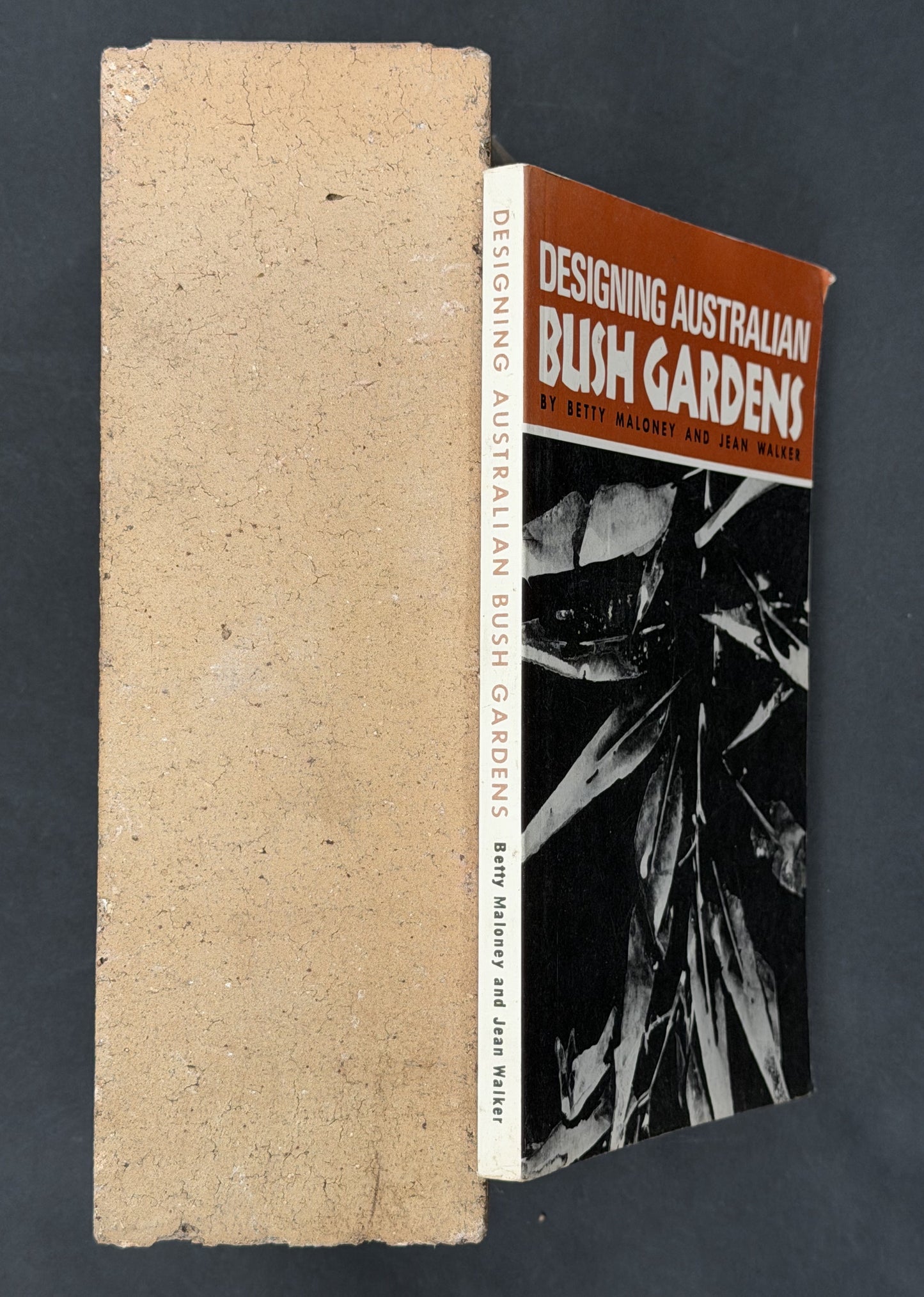Designing Australian Bush Gardens by Betty Maloney, Jean Walker
