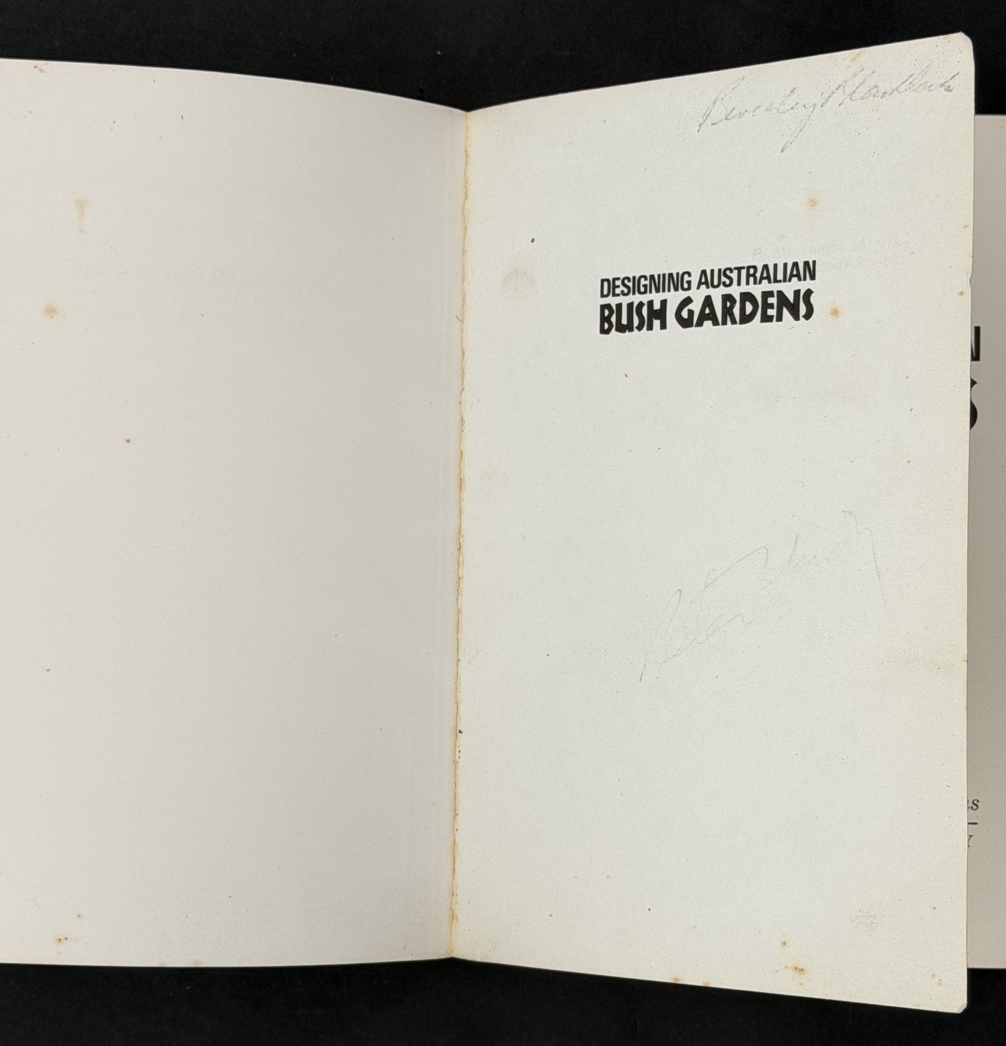 Designing Australian Bush Gardens by Betty Maloney, Jean Walker
