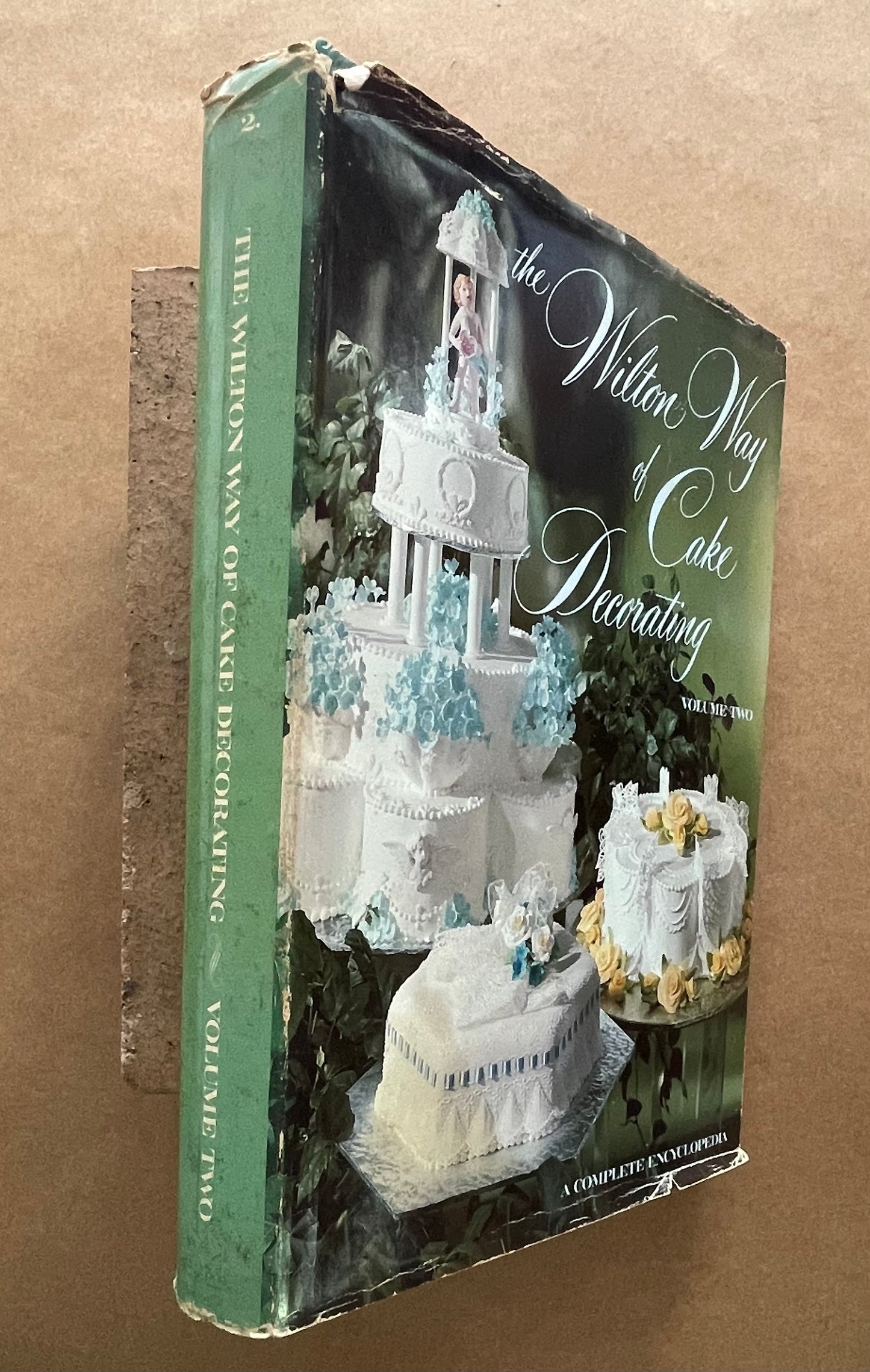 The Wilton Way of Cake Decorating by Eugene T. Sullivan, Marilynn C. Sullivan