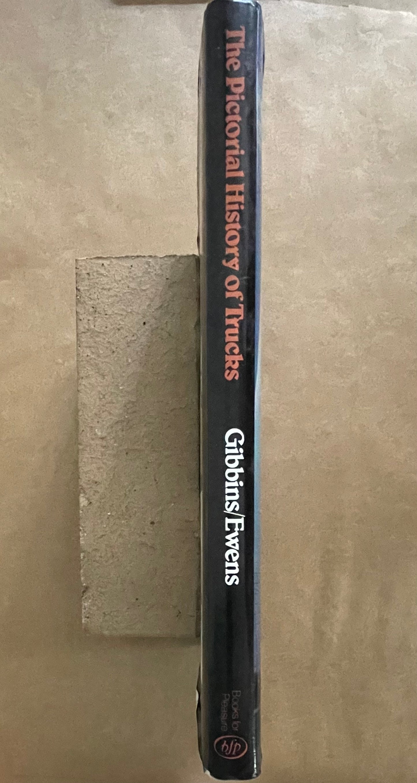 The Pictorial History of Trucks by Eric Gibbins, Graeme Ewens